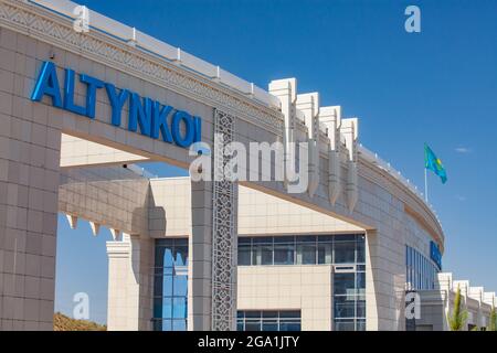 Altynkol, Kazakistan - 05 giugno 2012: Stazione ferroviaria Altynkol. Elementi decorativi del nome dell'edificio e della stazione. Bandiera nazionale sul tetto. Foto Stock