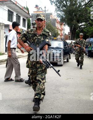 Soldati dell'esercito che controllano un edificio danneggiato. Nepal. Foto Stock