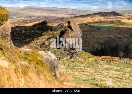 Il tipico paesaggio montano nelle Moorlands di Staffordshire è del Peak District National Park. Lo affioramento della pietra è Baldstones Foto Stock