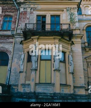 Statue vicino all'ingresso del palazzo. Foto Stock