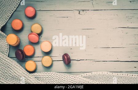 Macaron su sfondo grigio in legno, vista dall'alto con spazio per la copia Foto Stock