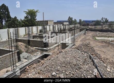 (210728) -- DISTRETTO DI KHYBER, 28 luglio 2021 (Xinhua) -- Foto scattata il 5 luglio 2021 mostra un edificio sotto-costruzione di una delle 50 scuole che è dotato dal governo cinese ai bambini nel distretto di Khyber della provincia nord-occidentale del Pakistan di Khyber Pakhtunkhwa. PER ANDARE CON 'caratteristica: Il sostegno della Cina aiuta i bambini pakistani ad abbracciare una migliore istruzione' (Foto di Saeed Ahmad/Xinhua) Foto Stock