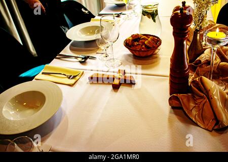 Tavolo di servizio della sposa e dello sposo nel ristorante. Decorazioni per matrimoni per un banchetto. Foto Stock