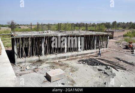 (210728) -- DISTRETTO DI KHYBER, 28 luglio 2021 (Xinhua) -- Foto scattata il 5 luglio 2021 mostra un edificio sotto-costruzione di una delle 50 scuole che è dotato dal governo cinese ai bambini nel distretto di Khyber della provincia nord-occidentale del Pakistan di Khyber Pakhtunkhwa. PER ANDARE CON 'caratteristica: Il sostegno della Cina aiuta i bambini pakistani ad abbracciare una migliore istruzione' (Foto di Saeed Ahmad/Xinhua) Foto Stock