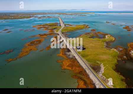 Vista aerea dal drone delle strade di Benbecula che attraversano gli estuari e si uniscono piccole isole attraverso Benbecula nelle Ebridi esterne, Scozia, Regno Unito Foto Stock