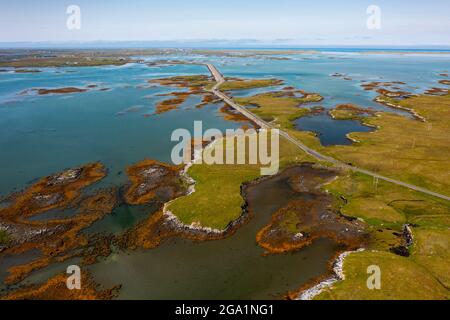 Vista aerea dal drone delle strade di Benbecula che attraversano gli estuari e si uniscono piccole isole attraverso Benbecula nelle Ebridi esterne, Scozia, Regno Unito Foto Stock