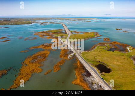 Vista aerea dal drone delle strade di Benbecula che attraversano gli estuari e si uniscono piccole isole attraverso Benbecula nelle Ebridi esterne, Scozia, Regno Unito Foto Stock