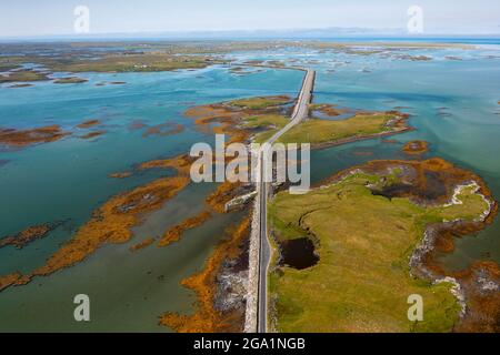 Vista aerea dal drone delle strade di Benbecula che attraversano gli estuari e si uniscono piccole isole attraverso Benbecula nelle Ebridi esterne, Scozia, Regno Unito Foto Stock