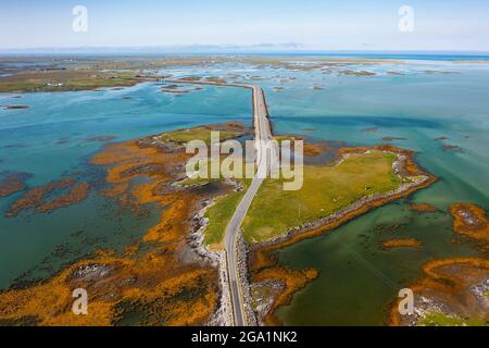 Vista aerea dal drone delle strade di Benbecula che attraversano gli estuari e si uniscono piccole isole attraverso Benbecula nelle Ebridi esterne, Scozia, Regno Unito Foto Stock