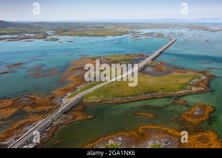 Vista aerea dal drone delle strade di Benbecula che attraversano gli estuari e si uniscono piccole isole attraverso Benbecula nelle Ebridi esterne, Scozia, Regno Unito Foto Stock