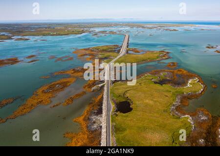 Vista aerea dal drone delle strade di Benbecula che attraversano gli estuari e si uniscono piccole isole attraverso Benbecula nelle Ebridi esterne, Scozia, Regno Unito Foto Stock