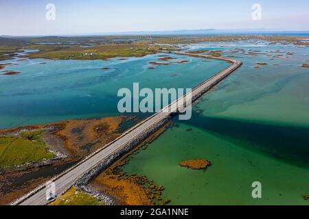 Vista aerea dal drone delle strade di Benbecula che attraversano gli estuari e si uniscono piccole isole attraverso Benbecula nelle Ebridi esterne, Scozia, Regno Unito Foto Stock