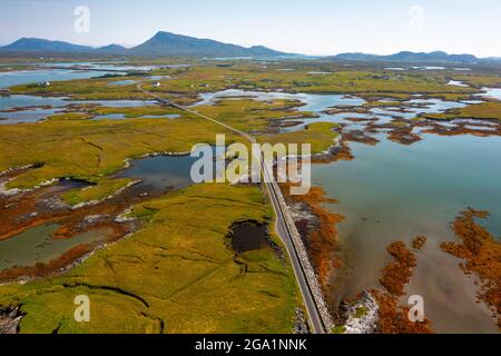 Vista aerea dal drone delle strade di Benbecula che attraversano gli estuari e si uniscono piccole isole attraverso Benbecula nelle Ebridi esterne, Scozia, Regno Unito Foto Stock