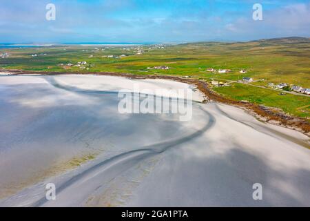 Vista aerea dal drone della costa e dalla spiaggia di Bhalaigh a Malacleit sul North Uist nelle Ebridi esterne, Scozia, Regno Unito Foto Stock