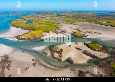 Vista aerea dal drone del paesaggio costiero che guarda verso l'isola di Grimsay su Benbecula nelle Ebridi esterne, Scozia, Regno Unito Foto Stock