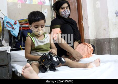 Dhaka, Bangladesh. 28 luglio 2021. DHAKA, BANGLADESH - LUGLIO 28: Una persona gioca con suo figlio mentre è frequentata all'ospedale dei bambini, perché è stata infettata da un nuovo focolaio del virus dengue il 28 luglio 2021 a Dhaka, Bangladesh. (Foto di Eyepix/Sipa USA) Credit: Sipa USA/Alamy Live News Foto Stock