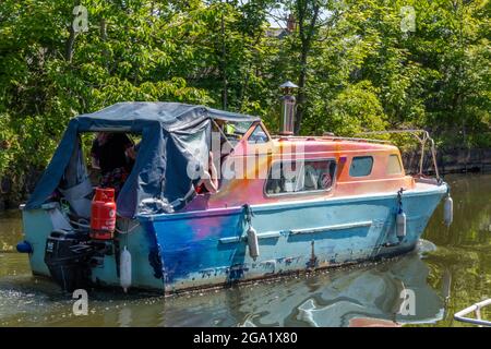 motoscafo vintage mal dipinto sul canale bridgewater di greater manchester. motoscafo multicolore sul canale di manchester. hippy. Foto Stock