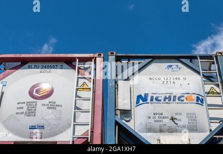 contenitori e serbatoi containerizzati impilati in un deposito di consegna a greater manchester, regno unito Foto Stock