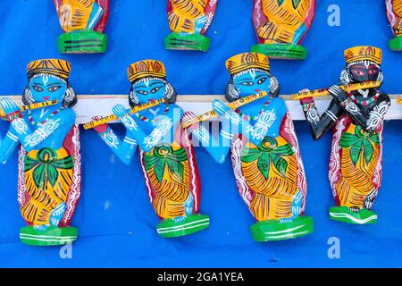 Legno fatto idoli di Signore Krishna, artigianato in mostra durante la Fiera artigianale a Kolkata , prima Calcutta, Bengala Occidentale, India. Sono i bigge Foto Stock