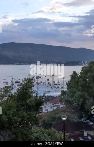 Herceg Novi, Montenegro - 17 luglio 2021 bella vista del porto e porto turistico con le barche nella baia di Cattaro in una serata estiva Foto Stock