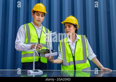 giovani asiatici, uomini e donne studenti universitari imparare e sperimentale vento e luce solare energie rinnovabili in ingegneria, bachelor della scienza, rinnova Foto Stock