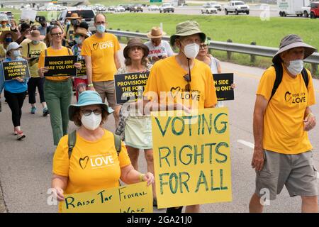 Georgetown, Texas, Stati Uniti. 28 luglio 2021. I sostenitori dei diritti di voto iniziano una marcia di 30 miglia, quattro giorni, da Georgetown, Texas, al Campidoglio di Stato ad Austin. A causa del caldo estivo del Texas, diversi turni da 100 persone si scambieranno di marcia per circa 4 miglia ciascuno. (Immagine di credito: © Bob Daemmrich/ZUMA Press Wire) Foto Stock