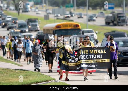 Georgetown, Texas, Stati Uniti. 28 luglio 2021. I sostenitori dei diritti di voto iniziano una marcia di 30 miglia, quattro giorni, da Georgetown, Texas, al Campidoglio di Stato ad Austin. A causa del caldo estivo del Texas, diversi turni da 100 persone si scambieranno di marcia per circa 4 miglia ciascuno. (Immagine di credito: © Bob Daemmrich/ZUMA Press Wire) Foto Stock