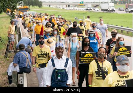 Georgetown, Texas, Stati Uniti. 28 luglio 2021. I sostenitori dei diritti di voto iniziano una marcia di 30 miglia, quattro giorni, da Georgetown, Texas, al Campidoglio di Stato ad Austin. A causa del caldo estivo del Texas, diversi turni da 100 persone si scambieranno di marcia per circa 4 miglia ciascuno. (Immagine di credito: © Bob Daemmrich/ZUMA Press Wire) Foto Stock