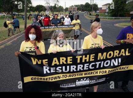 Georgetown, Texas, Stati Uniti. 28 luglio 2021. I sostenitori dei diritti di voto iniziano una marcia di 30 miglia, quattro giorni, da Georgetown, Texas, al Campidoglio di Stato ad Austin. A causa del caldo estivo del Texas, diversi turni da 100 persone si scambieranno di marcia per circa 4 miglia ciascuno. (Immagine di credito: © Bob Daemmrich/ZUMA Press Wire) Foto Stock