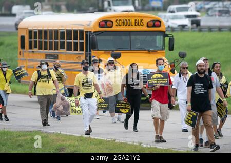 Georgetown, Texas, Stati Uniti. 28 luglio 2021. I sostenitori dei diritti di voto iniziano una marcia di 30 miglia, quattro giorni, da Georgetown, Texas, al Campidoglio di Stato ad Austin. A causa del caldo estivo del Texas, diversi turni da 100 persone si scambieranno di marcia per circa 4 miglia ciascuno. (Immagine di credito: © Bob Daemmrich/ZUMA Press Wire) Foto Stock