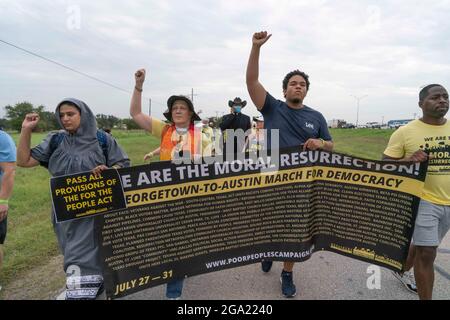 Georgetown, Texas, Stati Uniti. 28 luglio 2021. I sostenitori dei diritti di voto iniziano una marcia di 30 miglia, quattro giorni, da Georgetown, Texas, al Campidoglio di Stato ad Austin. A causa del caldo estivo del Texas, diversi turni da 100 persone si scambieranno di marcia per circa 4 miglia ciascuno. (Immagine di credito: © Bob Daemmrich/ZUMA Press Wire) Foto Stock