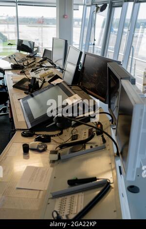 Postazione di lavoro del controllore del traffico aereo. Spazio di lavoro del gestore di decolli e atterraggi di aerei all'aeroporto. Monitor, sedie, computer. Aria Foto Stock