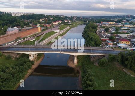 Il fiume Dnieper nel paesaggio urbano in una mattina di luglio (fotografia aerea). Smolensk, Russia Foto Stock