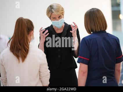 Amanda Pritchard parla ai membri del personale durante una visita all'University College Hospital di Londra, dopo l'annuncio della sua nomina a nuovo capo esecutivo dell'NHS in Inghilterra. Data immagine: Mercoledì 28 luglio 2021. Foto Stock