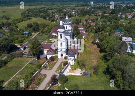 Una vista dall'alto dei templi del monastero di San Nicola Chernostrovsky in un giorno di sole luglio. Maloyaroslavets, Russia Foto Stock