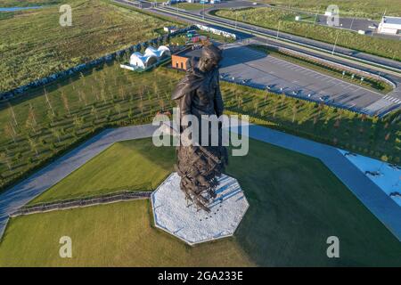 RZHEV, RUSSIA - 07 LUGLIO 2021: Monumento a un soldato sovietico primo piano in una serata di luglio. Memoriale di Rzhev Foto Stock