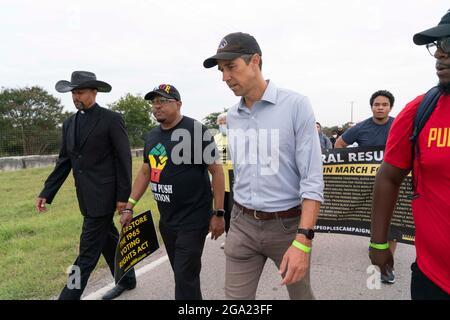 Georgetown, Stati Uniti. 28 luglio 2021. L'ex congressista e attuale attivista democratico BETO o'ROURKE (in camicia blu) guida i sostenitori dei diritti di voto mentre iniziano una marcia di 30 miglia, quattro giorni da Georgetown, Texas, al Campidoglio di Stato ad Austin. A causa del caldo estivo del Texas, diversi turni da 100 persone si scambieranno di marcia per circa 4 miglia ciascuno. Credit: Bob Daemmrich/Alamy Live News Foto Stock