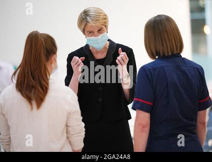 Amanda Pritchard parla ai membri del personale durante una visita all'University College Hospital di Londra, dopo l'annuncio della sua nomina a nuovo capo esecutivo dell'NHS in Inghilterra. Data immagine: Mercoledì 28 luglio 2021. Foto Stock