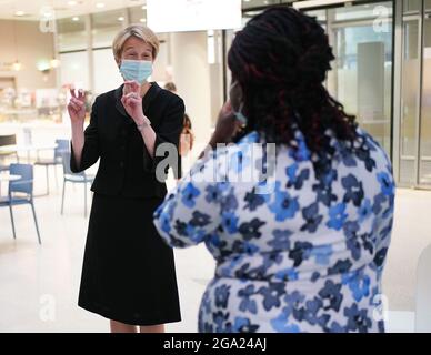 Amanda Pritchard parla ai membri del personale durante una visita all'University College Hospital di Londra, dopo l'annuncio della sua nomina a nuovo capo esecutivo dell'NHS in Inghilterra. Data immagine: Mercoledì 28 luglio 2021. Foto Stock