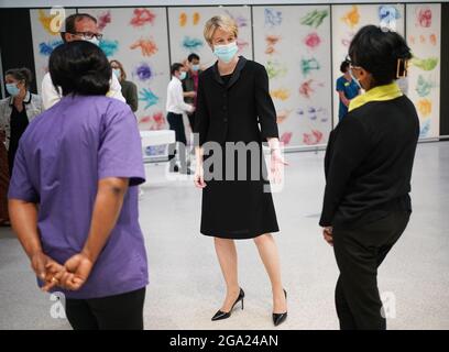 Amanda Pritchard parla ai membri del personale durante una visita all'University College Hospital di Londra, dopo l'annuncio della sua nomina a nuovo capo esecutivo dell'NHS in Inghilterra. Data immagine: Mercoledì 28 luglio 2021. Foto Stock