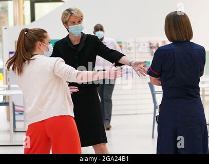 Amanda Pritchard parla ai membri del personale durante una visita all'University College Hospital di Londra, dopo l'annuncio della sua nomina a nuovo capo esecutivo dell'NHS in Inghilterra. Data immagine: Mercoledì 28 luglio 2021. Foto Stock