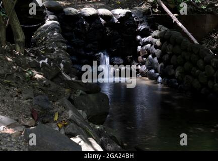 Giù nella dell dalle acque a cascata Foto Stock