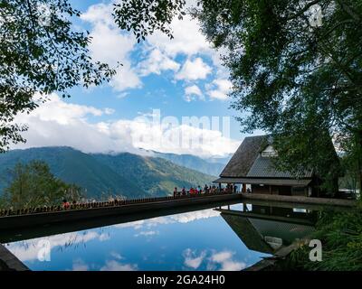 Ingresso alla Dasyueshan National Forest Recreation Area con un laghetto di riflessione a Taichung, Taiwan Foto Stock