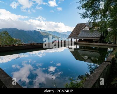 Ingresso alla Dasyueshan National Forest Recreation Area con un laghetto di riflessione a Taichung, Taiwan Foto Stock