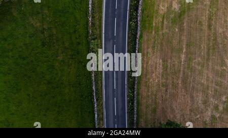 Vista aerea dall'alto della strada con pareti acciottolate e campi su entrambi i lati, situata a Hawes Yorkshire Dales Foto Stock