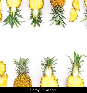 Succosa frutta di ananas su bianco. Disposizione piatta, vista dall'alto. Concetto di cibo. Foto Stock