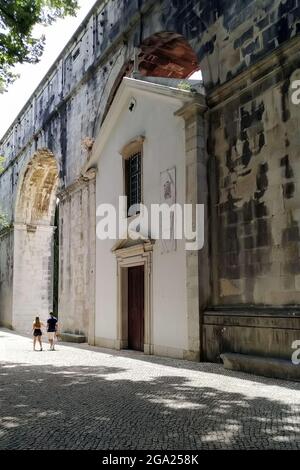 Cappella di nostra Signora di Monserrate costruita in uno degli archi di pietra della sezione Amoreiras del XVIII secolo Aguas Livres Aqueduct, Lisbona, Portogallo Foto Stock