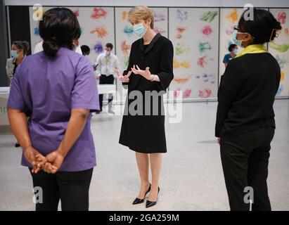 Amanda Pritchard parla ai membri del personale durante una visita all'University College Hospital di Londra, dopo l'annuncio della sua nomina a nuovo capo esecutivo dell'NHS in Inghilterra. Data immagine: Mercoledì 28 luglio 2021. Foto Stock