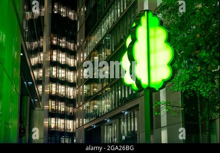 Evergreen, una scultura ad albero di David Batchelor a More London, Thames Embankment, London, UK. Foto Stock