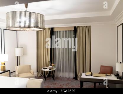 Camera deluxe, St. Regis Amman, gestita da Marriott International, un hotel di lusso ad Amman, Giordania Foto Stock